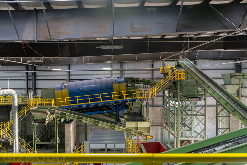 Illustration for article titled A Tour of the Largest Commingled Recycling Plant in the U.S.